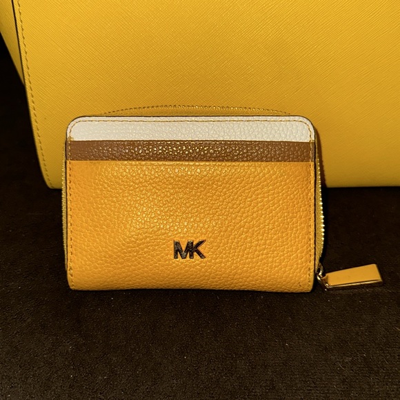 SOLD! Michael Kors - purse and wallet. Excellent condition. - Picture 6 of 7